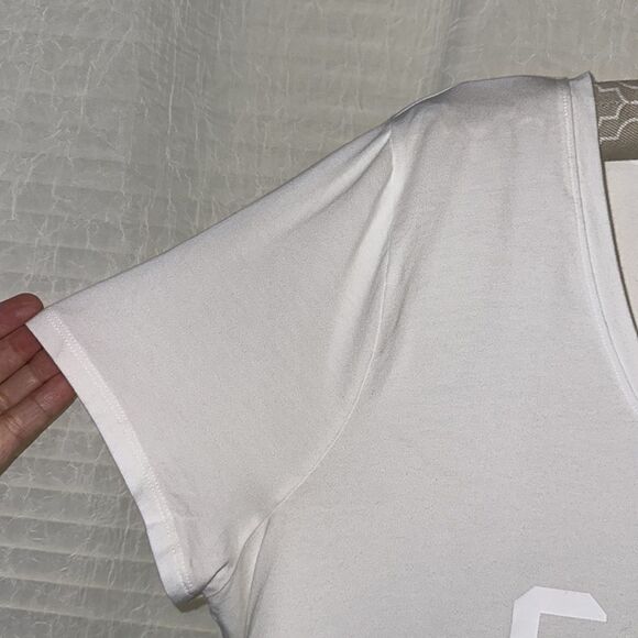 Under Armour L White Relaxed Boxy Fit Short Sleeve Lightweight Workout Tee - Picture 6 of 10